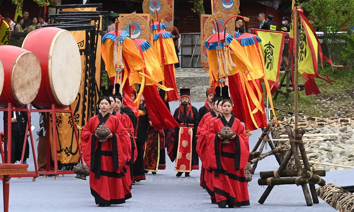 جشن چینگ مینگ (Qingming Festival)