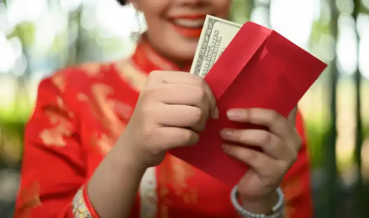 اهدا پاکت های قرمز